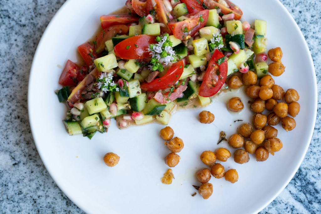 Mediterranean Chickpea Salad Bowl (No-Cook, 10&nbsp;Minutes)